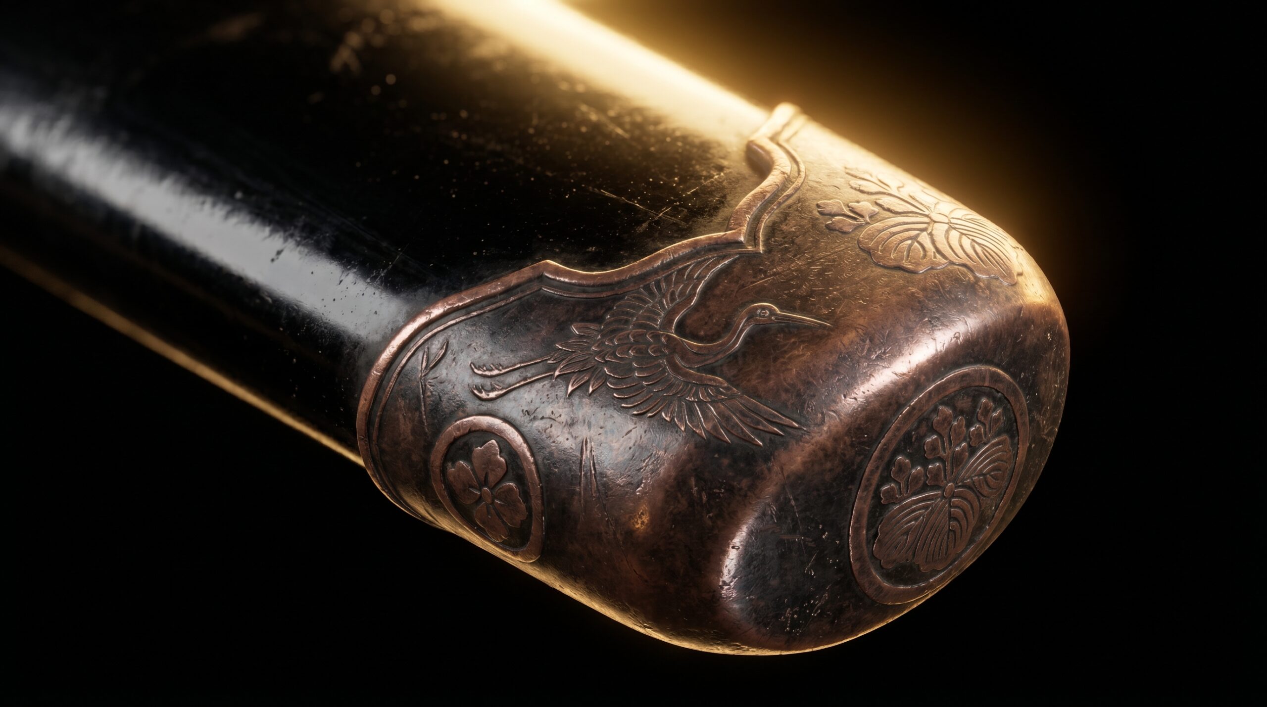 Close-up van een kojiri-eindkap op een zwartgelakte katana-saya